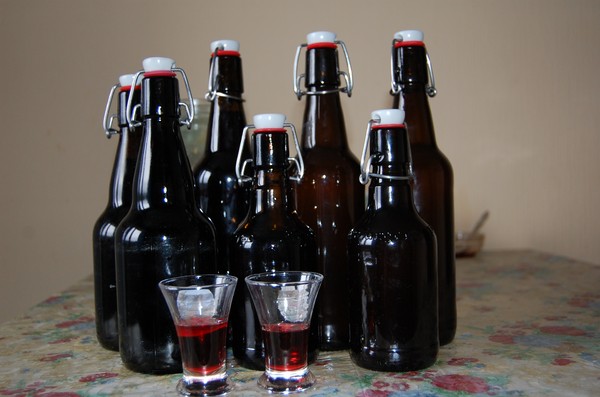 Vīns no upeņiem mājās - melns, balts, sarkans, bez rauga un ar tiem. Vienkāršas un tradicionālas upes krāsas mājas vīna receptes