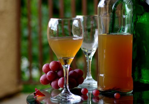 Vīns no vīnogām mājās: receptes, tehnoloģijas. Kā padarīt mājās gatavotu vīnu no vīnogām